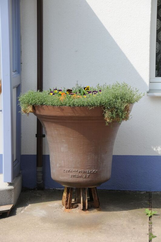 Glocke als Blumenkübel